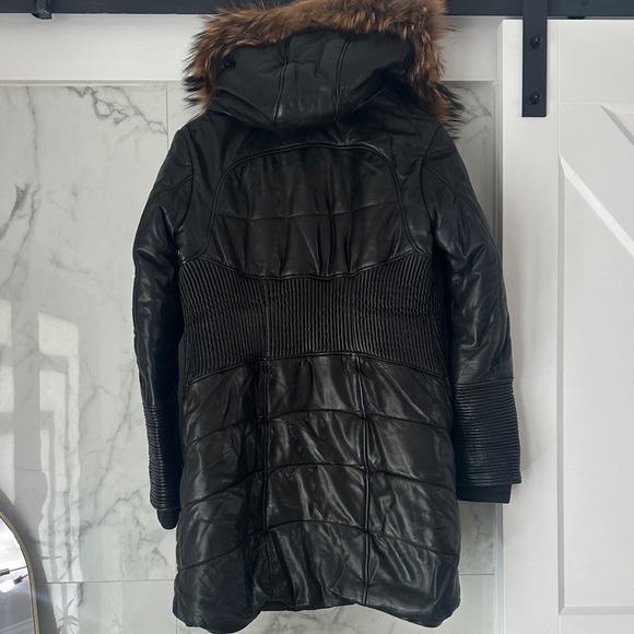 Elegant Black Genuine Leather Coat with Genuine Fur Trim - Picture 5 of 7